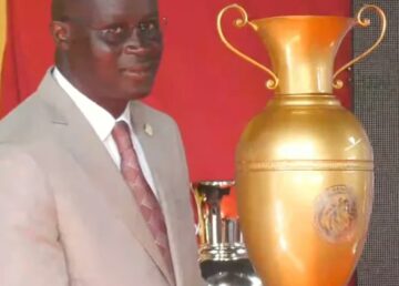 Me Augustin Sennghor, président de la Fédération, avec le nouveau trophée mis en compétition